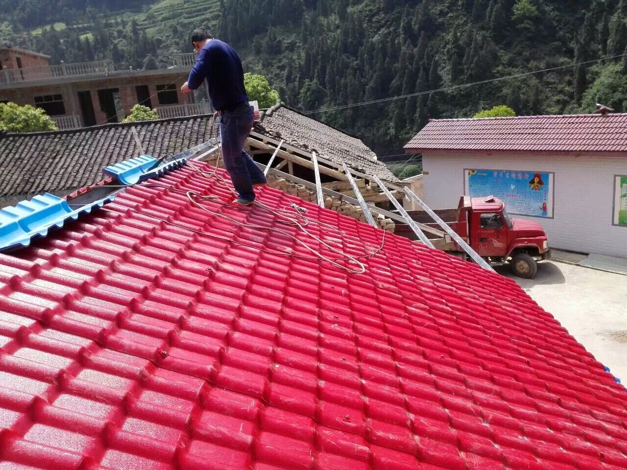 贵州车河小学屋顶换瓦记-坤宝树脂瓦